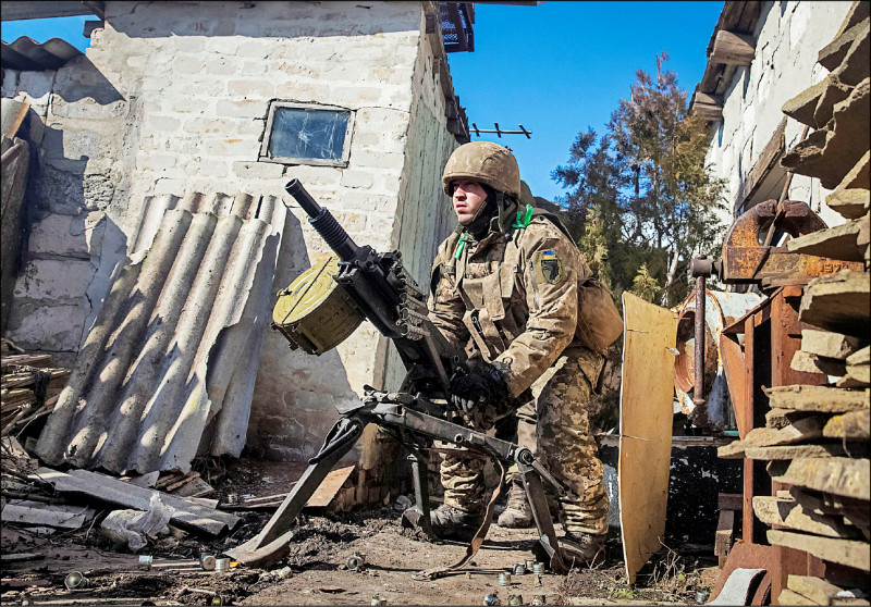 驻守巴赫姆特的乌军士兵朝俄军阵地发射榴弹。（路透）(photo:LTN)