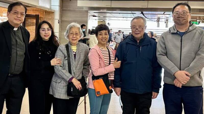香港晨鐘出版社前總編輯姚文田(右二)籌畫出版習近平相關書籍,被中共判需服有期徒刑10年,日前獲釋。(圖擷取自「@NewCenturyBaopu」推特) 香港晨鐘出版社前總編輯姚文田(右二)籌畫出版習近平相關書籍,被中共判需服有期徒刑10年,日前獲釋。(圖擷取自「@NewCenturyBaopu」推特)