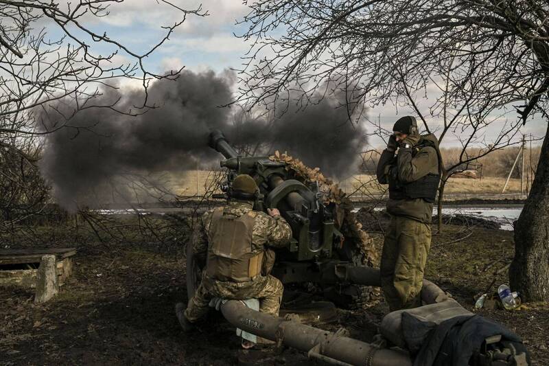 乌克兰东部军区司令部发言人奇列瓦蒂表示，巴赫姆特的控制权仍在乌军手中。图为乌军砲兵。（法新社）(photo:LTN)