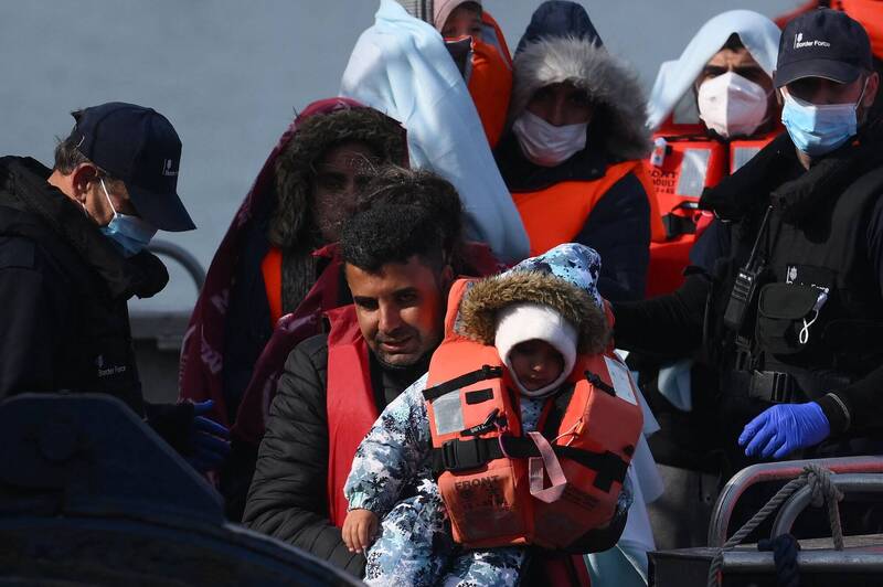 英国政府预计在下周颁布新法，内容将针对非法移民的问题进行处理。该法明文禁止任何乘坐小船跨越英吉利海崃到英国境内的人申请庇护。（法新社）(photo:LTN)