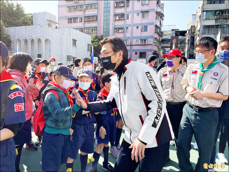 新北市政府昨天在新莊區光華國小舉辦童軍節慶祝活動，副市長劉和然（中，著白色外套者）到場進行童軍團大檢閱。（記者賴筱桐攝）