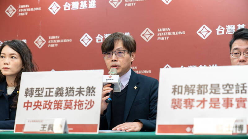 「日經新聞」報導指涉台灣退伍軍官9成販賣情報給中國，國民黨立委吳斯懷今日表示，若日方未道歉，應暫停台日軍事交流。對此，台灣基進黨主席王興煥痛批，吳斯懷此番發言，根本與日本親中勢力「跨海同聲、默契共鳴」。（台灣基進提供）