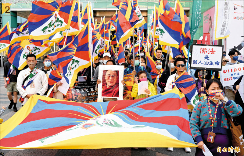 西藏抗暴日64週年大游行昨日于台北东区登场，在台藏人抗议中共迫害藏人，现场「雪山狮子旗」飘扬。（记者廖振辉摄）(photo:LTN)