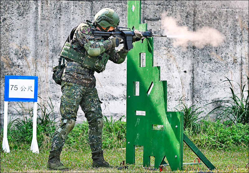 國軍執行實彈化射擊訓練，全年約可射擊近千發。（資料照）