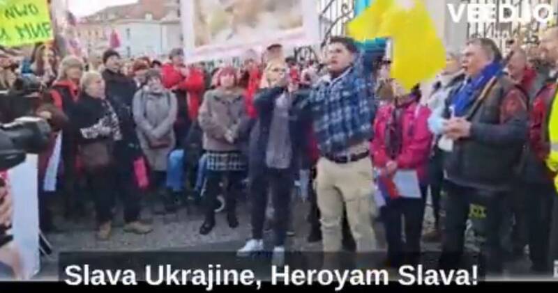 1位自称生于俄罗斯的男子在活动中挥舞乌克兰国旗并大声唿喊支持乌克兰。（图撷自推特）(photo:LTN)