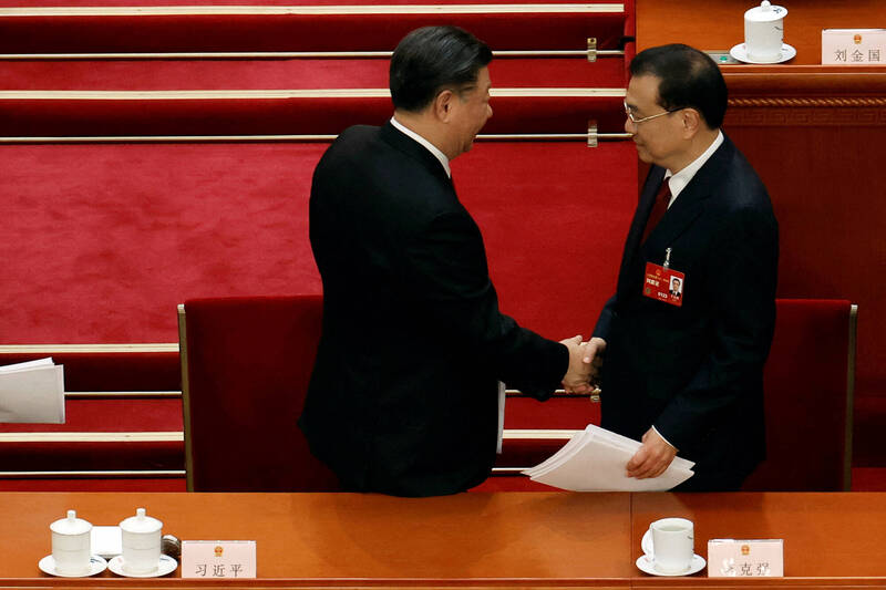 中共总书记习近平在全国人大会议后与李克强握手。（路透）(photo:LTN)