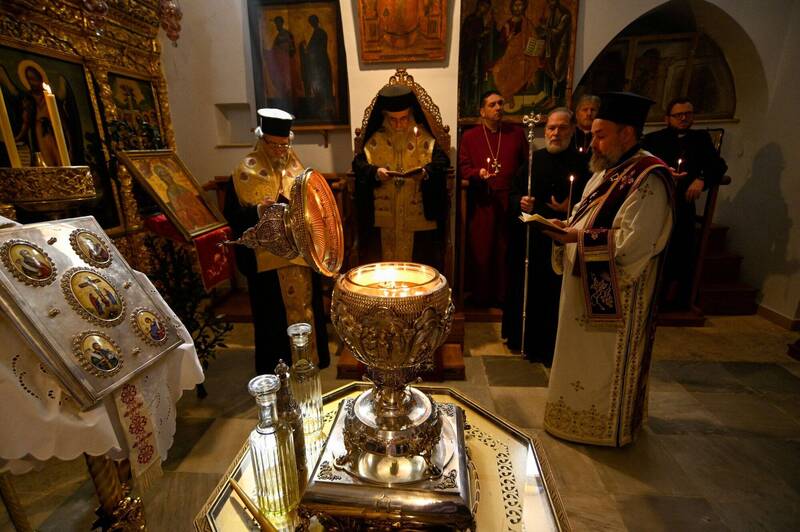 来自橄榄山的油被混合制成圣油，3日在耶路撒冷圣墓教堂举行圣油见证仪式。（法新社档案照）(photo:LTN)