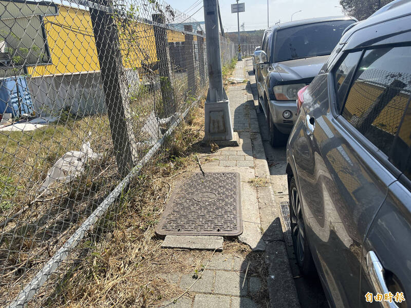 台中市烏日區三榮路一段、二段人行道僅90公分寬，中間隔不到5公尺就有路燈基座、廢棄物擋道。（記者林旻臻攝）