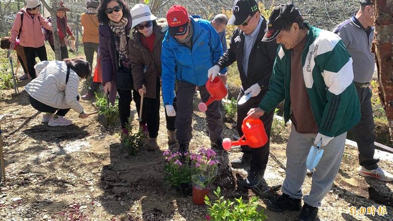 參山國家風景區管理處7日在梨山櫻緣丘辦理「鵑愛.梨山」植樹節活動。（記者歐素美攝）