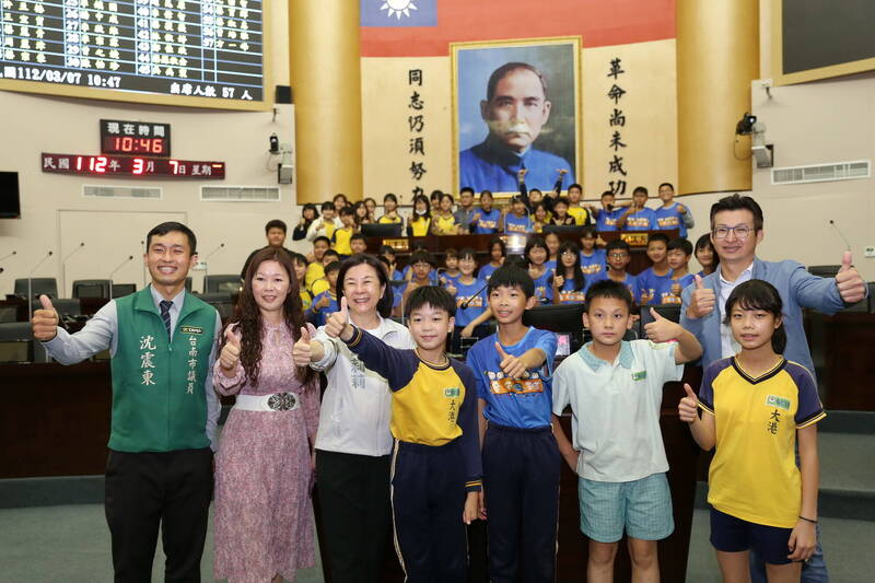 大港國小今天參訪南市議會，議長邱莉莉（前排左3）大讚民主教育向下札根。（圖由台南市議會提供）