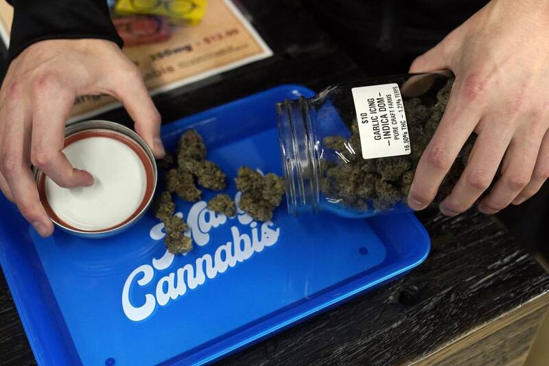 奥克拉荷马州将举行公投，决定该州「娱乐用大麻」是否合法化。图为该州特许商店贩售的医疗用大麻。（美联社）(photo:LTN)