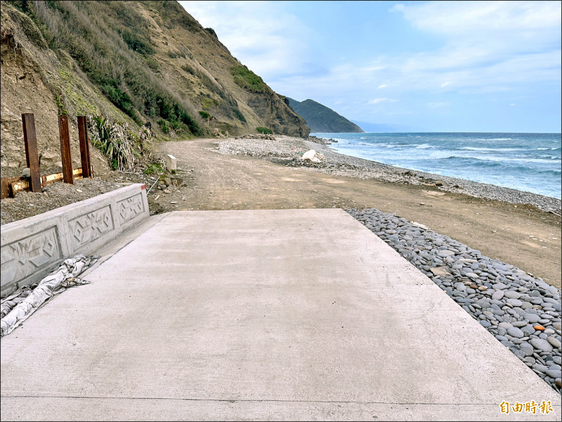 阿朗壹古道南端入口道路完全水泥化。（記者蔡宗憲攝）