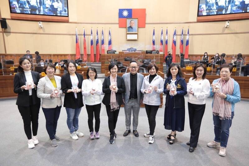 慶祝三八婦女節！基隆市議長童子瑋（中）致贈女性議員、職員與市府備詢女性官員伴手禮；童子瑋感性地說，「沒有妳們，就沒有今天的市議會、今天的基隆」。（圖為基隆市議會提供）