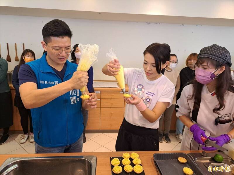 歡慶三八婦女節，新竹市長高虹安今天化身一日館長，到婦女館與女性員工體驗紓壓療癒成長課程，並與男性議員體驗檸檬塔的烘焙製作。（記者洪美秀攝）