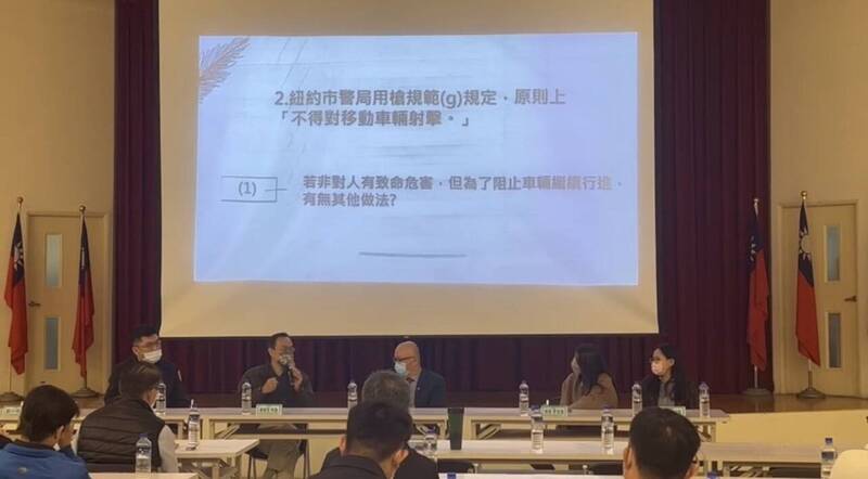 台北市文山第二警分局邀請台北地方檢察署林達檢察官來傳授偵辦技巧，同時邀請美國紐約市警察局葉玉輝警官至分局演講。（記者鄭景議翻攝）