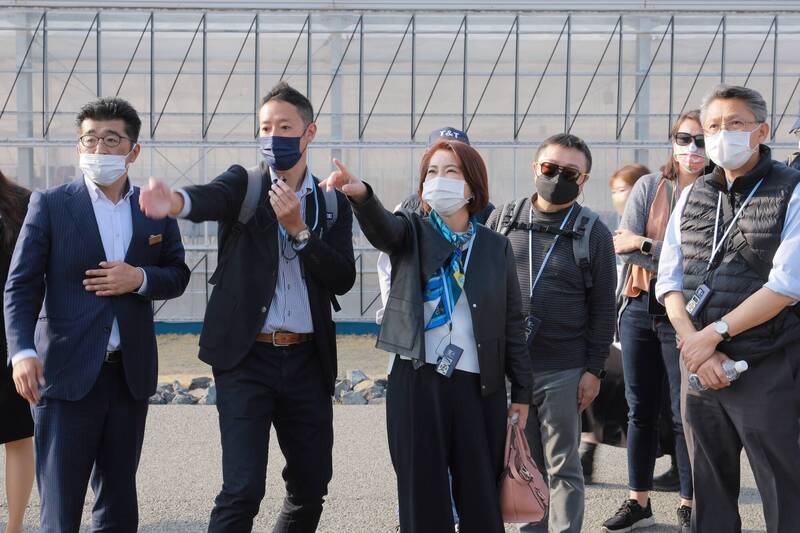 周春米(左三)考察日本三重縣規模最大複合型商業設施VISON。(屏縣府提供) 周春米(左三)考察日本三重縣規模最大複合型商業設施VISON。(屏縣府提供)