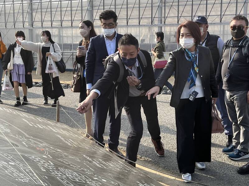 周春米(右二)考察日本三重縣規模最大複合型商業設施VISON。(屏縣府提供) 周春米(右二)考察日本三重縣規模最大複合型商業設施VISON。(屏縣府提供)
