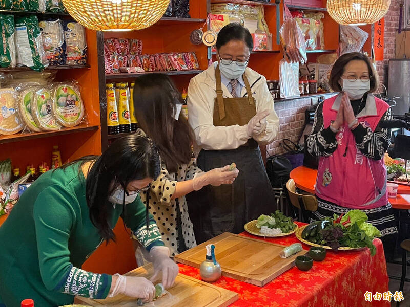 慶祝國際婦女節，桃園市長張善政（右2）現學現做越南生春捲。（記者李容萍攝）