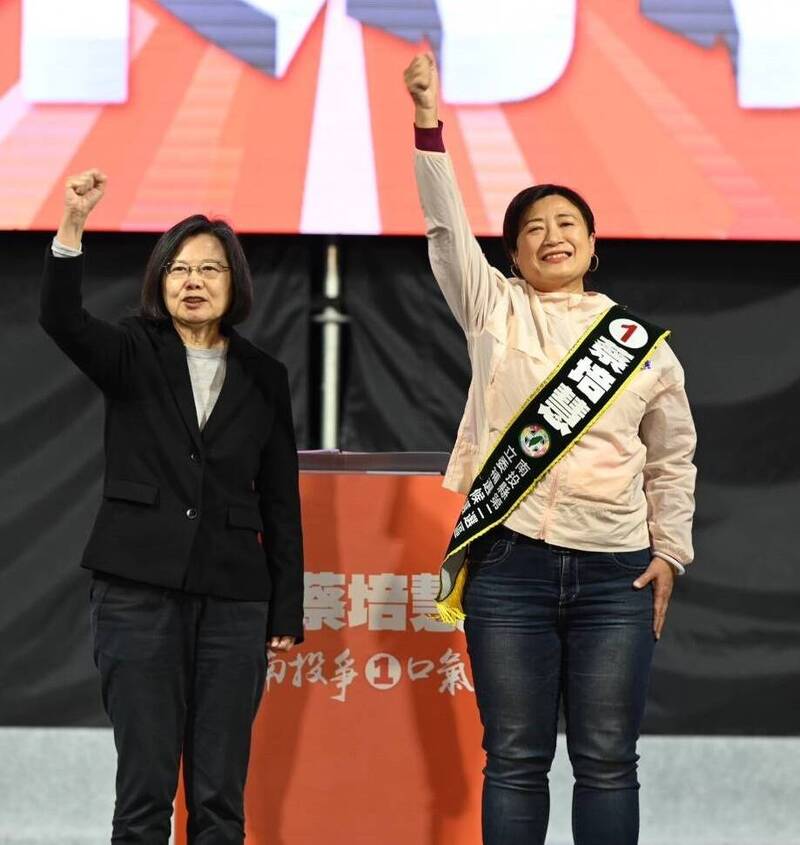 蔡培慧（右）在南投立委補選勝出，也表態會續戰2024立委選舉，圖為這次選前之夜總統蔡英文（左）站台力挺。（蔡培慧競選總部提供）