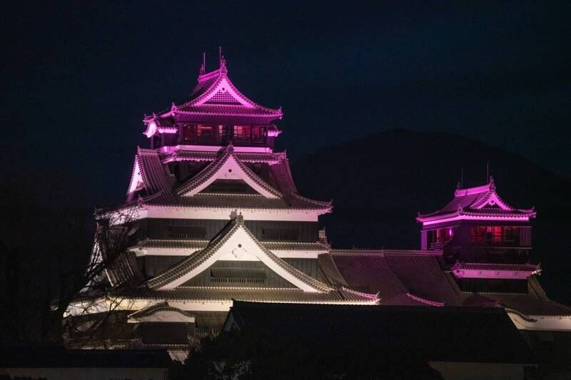 熊本城打上高雄「彩帶高」的桃紅色等顏色，以色彩繽紛的燈光投影，見證高雄與熊本之間情誼。 （高市府提供）