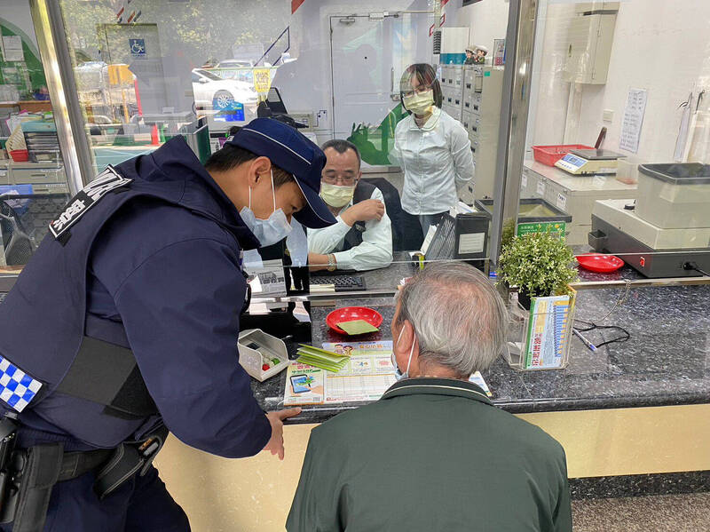 家住桃園市平鎮區的90歲何姓老翁，陷入「假投資」的詐騙陷阱，所幸郵局行員直覺有異機警報警，與警方聯手保住何翁的300萬元養老金。（圖由桃園市平鎮警分局提供）