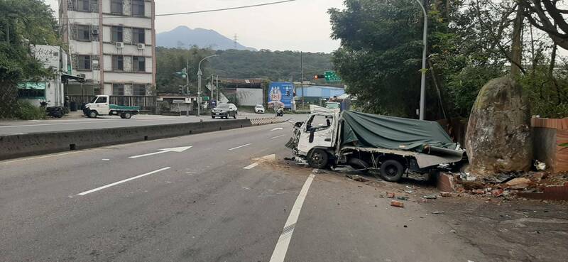 新北市淡水區今天上午驚傳死亡車禍，一對兄弟駕貨車不慎自撞路邊石敢當，造成1死1傷。（記者吳仁捷翻攝）