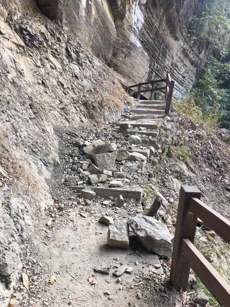 嘉義縣瑞里風景區青年嶺步道燕子崖附近落石崩落。（阿管處提供）