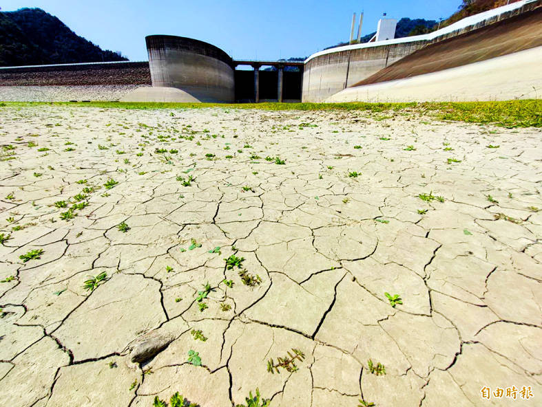 
A dry section of the Zengwen Reservoir bed spanning Chiayi County and Tainan is pictured on Wednesday.
Photo: Wu Chun-feng, Taipei Times