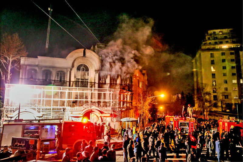 伊朗抗議民眾在二○一六年一月三日攻擊首都德黑蘭的沙烏地阿拉伯大使館，導致兩國宣布斷交。（美聯社檔案照）