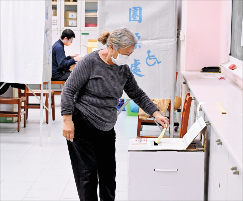 中選會昨拍板,第16任總統、副總統與第11屆立法委員選舉,於明年1月13日投票。圖為選舉投票情形。(資料照) 中選會昨拍板,第16任總統、副總統與第11屆立法委員選舉,於明年1月13日投票。圖為選舉投票情形。(資料照)
