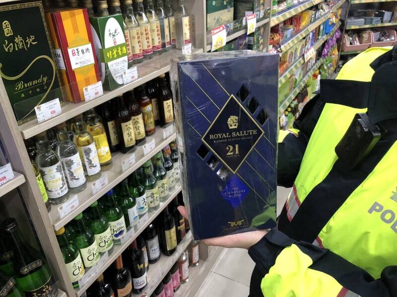 邱姓男子貪杯，沒錢買酒時，四處找尋便利超商與雜貨店行竊，警方調查，昨天（10）日又在萬里加投的7-11便利超商店內，偷走店內高單價皇家禮炮洋酒回家喝；警方除將邱嫌將竊盜罪嫌送辦外，將擴大清查邱嫌是否還涉及其他刑案。（記者林嘉東翻攝）　