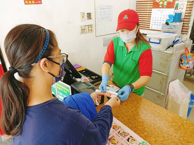 南市邀餐飲業者共推愛心待用餐，弱勢家戶經社工評估可至105個合作店家兌換餐食。（台南市社會局提供）