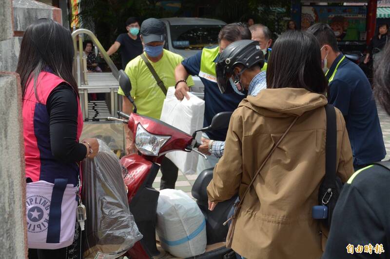 台南慈光愛心會關山小鎮行善，受惠邊緣戶感恩在心。（記者陳賢義攝）