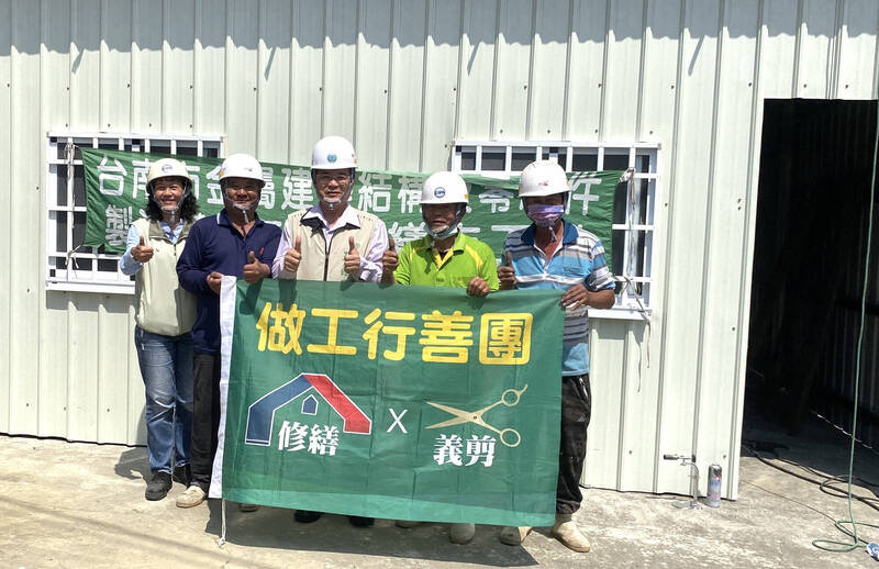 台南市勞工局「做工行善團」今天（11日）在假日照樣出動。（勞工局提供）