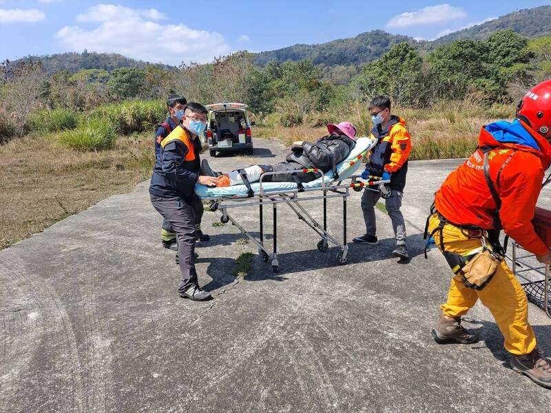 空勤隊黑鷹直升機在日月潭九龍口降落，將骨折女山友轉交救護車送醫。（空勤隊提供）