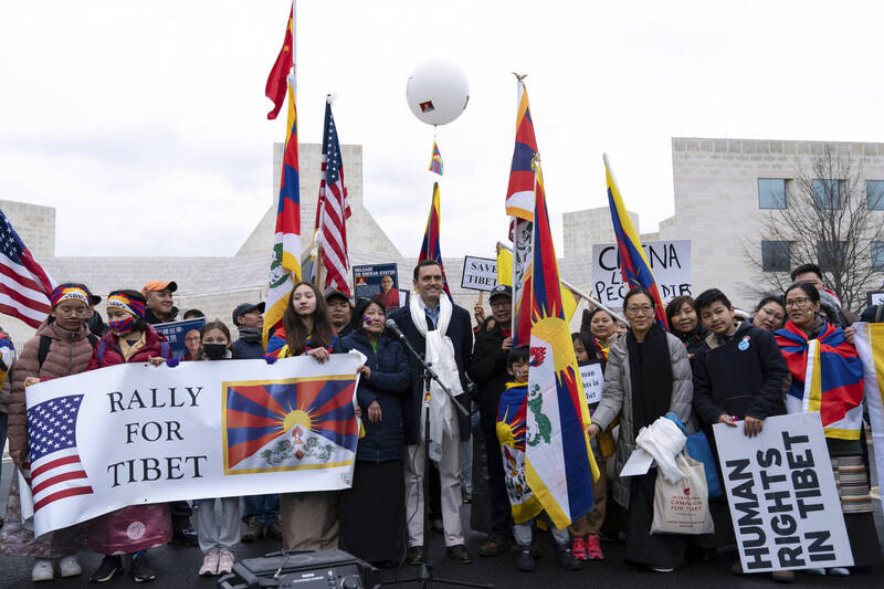 美国联邦众议院「美中战略竞争特别委员会」主席、共和党议员盖拉格10日参加在华府中国驻美大使馆前举行的西藏抗暴日64週年集会。（美联社）(photo:LTN)