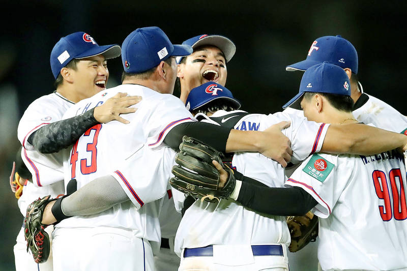 The stadium erupts as Yu Chang demolishes a grand slam to put Taiwan up 5-1  over the Netherlands : r/baseball