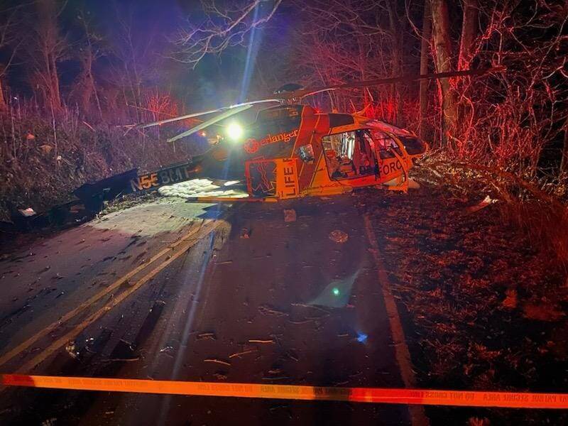 美国医疗直升机坠毁，机上4人奇蹟生还。（图撷自Macon County North Carolina 911脸书）(photo:LTN)