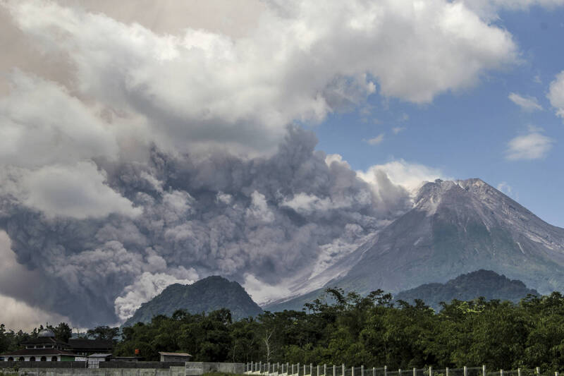 印尼国家灾害应变相关机构表示，印尼的梅拉比火山週六喷发，形成高达7公里的热云。（美联社）(photo:LTN)