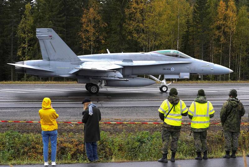 今日芬兰总理马林（Sanna Marin）表示，芬兰正考虑军援乌克兰F/A-18「大黄蜂」战机。图为芬兰空军F/A-18C战机。（路透）(photo:LTN)