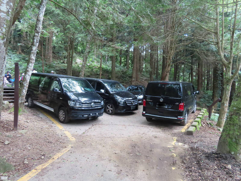 「台灣富士山」加里山大坪登山口違停嚴重，迴轉區將禁止停車。（林務局新竹林區管理處提供）