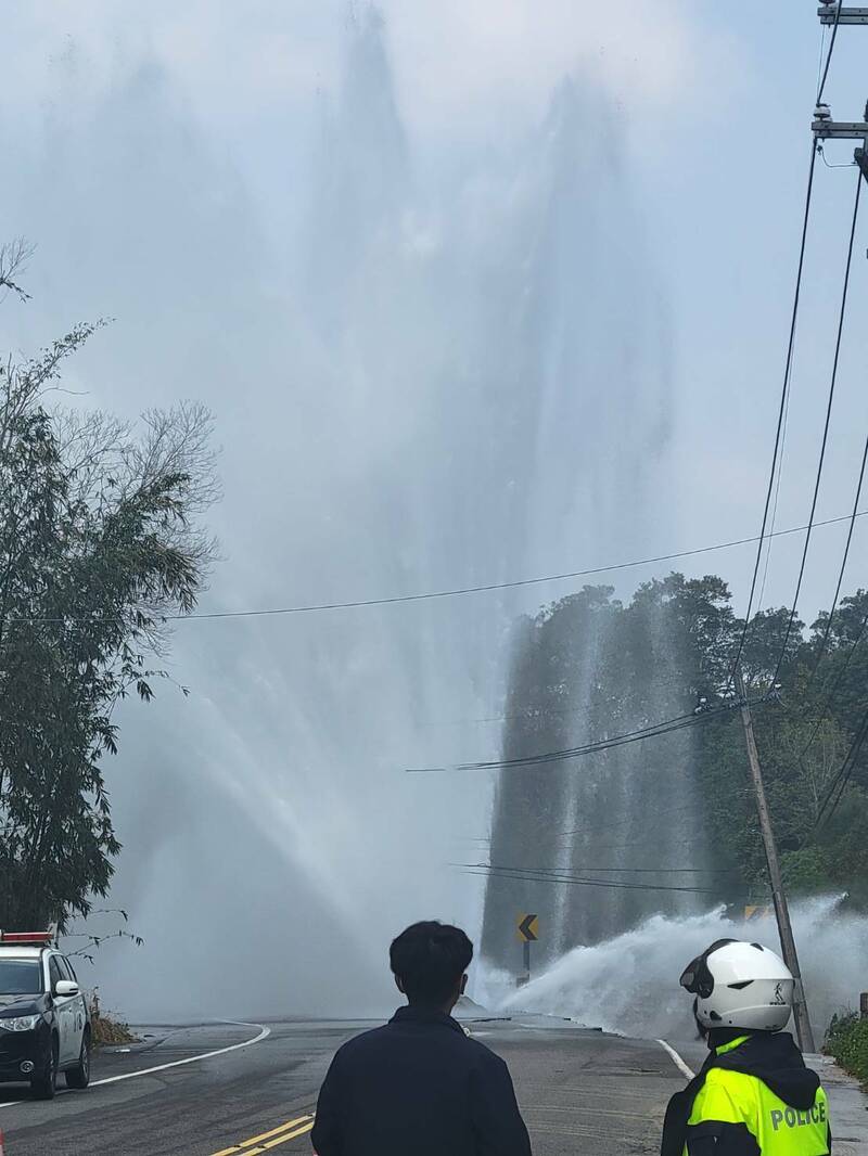 新竹縣寶山村寶山路一段的地下水管，今天上午突然爆裂，整個水直線向上沖宛如噴水池。（邱振瑋提供）