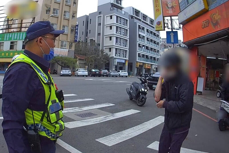 周男騎車自摔受傷，員警關心其傷勢。（警方提供）