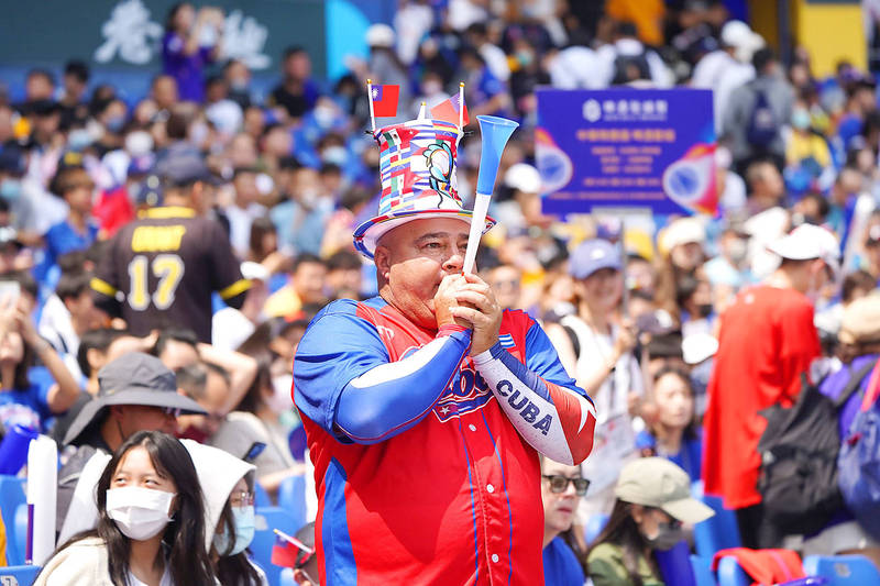 FIRST WORLD BASEBALL CLASSIC HOME RUN OF 2023! (Nien-Ting Wu CRUSHES 2-run  homer for Chinese Taipei) 