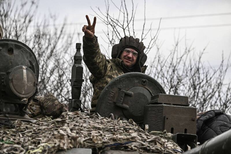 烏克蘭東部軍區司令部發言人奇列瓦蒂11日指出，俄軍在最近24小時內，在巴赫姆特已有500多人傷亡。圖為烏軍裝甲兵。（法新社）