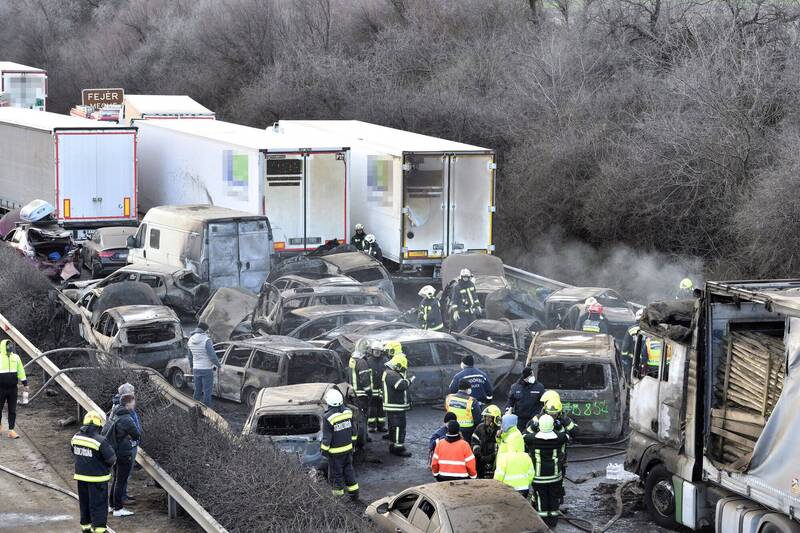 匈牙利M1高速公路发生42车连环撞，导致36人受伤。（欧新社）(photo:LTN)