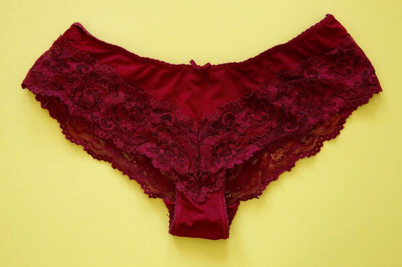 网友问为什么很多品牌会在女性内裤裤头缝上「小蝴蝶结」。（路透）(photo:LTN)