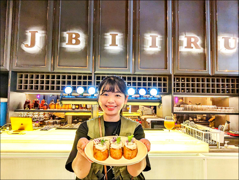 J-BIIRU嘉啤酒餐酒館進駐嘉義市立美術館，內裝設計融合前身品酒倉庫特色，菜單並以陳澄波畫作名稱命名，圖為店員展示「夏日街景」菜餚。（記者王善嬿攝）《飲酒過量，有礙健康》