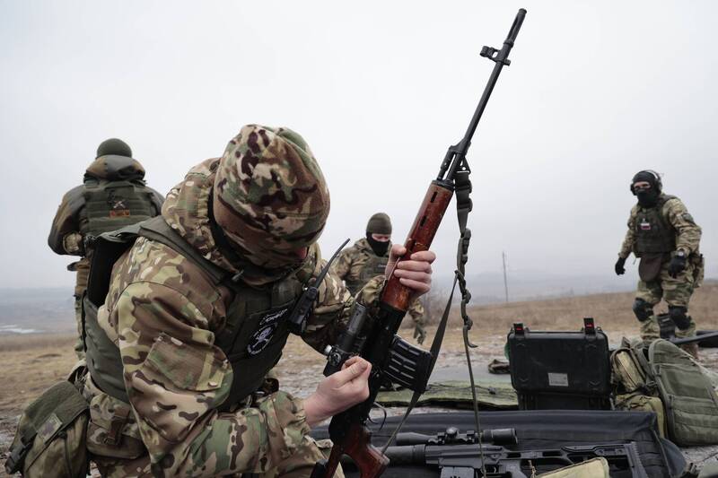 俄罗斯陆军士兵今年1月在乌克兰东部顿内茨克地区进行操练。（美联社档案照）(photo:LTN)