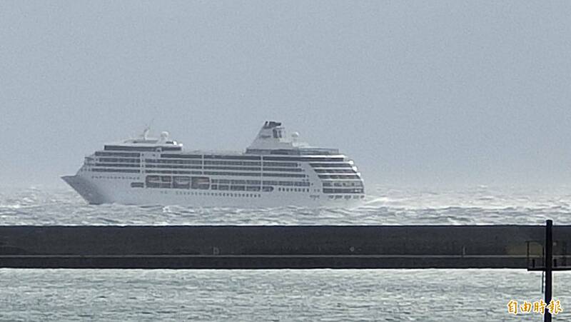 麗晶七海郵輪旗下頂級郵輪「七海水手號」載500多名旅客原訂早上7點停靠花蓮港，不過因港內風力達6至7級，取消靠泊花蓮港直接前往基隆港。（記者王錦義攝）